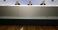 El presidente del BCE, Marios Draghi, entre la directora de Comunicación de la entidad, Christine Graeff, y el vicepresidente, Vitor Constancio, en la rueda de prensa tras la reunión mensual en la sede en Fráncfort. REUTERS/Kai Pfaffenbach