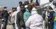 Un grupo de inmigrantes rescatado por un barco RBD desembarca al puerto de Corigliano Calabro (Italia) hoy, miércoles 15 de abril de 2015. Unos 400 inmigrantes han desaparecido en el mar Mediterráneo después de que la embarcación en la que navegaban con r