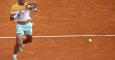 Rafa Nadal golpea la bola ante Isner en Montercarlo. /EFE