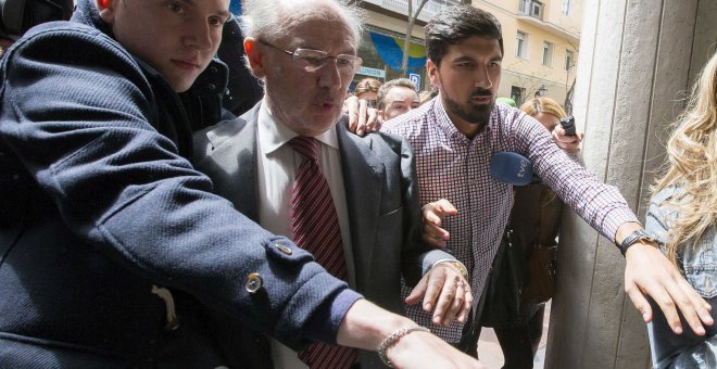 Rodrigo Rato, a la salida de su despacho tras el registro. REUTERS/Andrea Comas