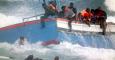 Rescate de inmigrantes de un barco a punto de naufragar en el Canal de Sicilia, en 2001