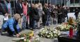 Algunas personas depositan flores en el extrerior de la Catedral de Colonia (Alemania), el pasado día 17 de abril, durante el funeral por las 150 víctimas del vuelo 4U 9525 de Germanwings. REUTERS/Wolfgang Rattay