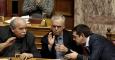 El primer ministro griego, Alexis Tsipras, habla con el viceprimer ministro Giannis Dragasakis, en el Parlamento heleno. REUTERS/Alkis Konstantinidis