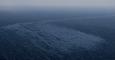 Fotografía facilitada por Greenpeace que ha sobrevolado la zona del hundimiento del pesquero "Oleg Naydenov", al sur de Gran Canaria, donde ha constatado que el vertido de combustible se extiende por el mar, "por lo menos, 70 kilómetros"./ EFE