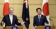 A la izquierda, el primer ministro de Nueva Zelanda, John Key, junto a su homólogo japonés, Shinzo Abe, el pasado mes de marzo. / FRANK ROBINCHON (REUTERS)