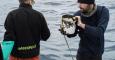 Miembros de Greenpeace desplazados en la zona recogen muestras de fuel en Canarias. EFE