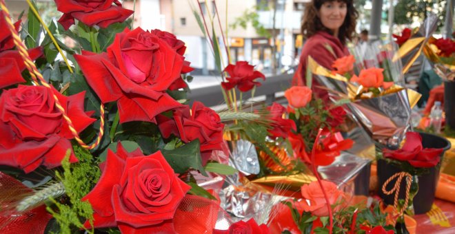 Rosas y libros en el día de Sant Jordi./ Javier Coria