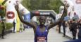 Ezekiel Kiptoo Chebii, primer atleta que corrió el maratón de Madrid en menos de 2h10, cruza la meta para repetir victoria en la 38 edición del 'EDP Rock 'n' Roll Madrid Maratón, que ha discurrido bajo la lluvia desde la plaza de Cibeles hasta el parque d