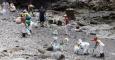 Un grupo de voluntarios limpia las playa de La Cantera, en Gran Canaria. EFE