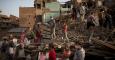 Vecinos de Bhaktapur, Nepal, tratan de localizar pertenencias entre los restos de sus casas derruidas por el terremoto. - REUTERS