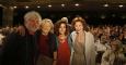 La candidata de Ahora Madrid al Ayuntamiento, Manuela Carmena (2i), junto al cineasta Pedro Almodóvar y las actrices Inma Cuesta y Marisa Paredes, antes del comienzo del acto celebrado hoy en la Cuesta de Moyano de Madrid, con el que abre la campaña elect