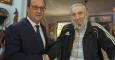 Hollande y Fidel Castro se saludan al inicio de su histórico encuentro. / EFE