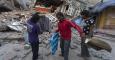 Varias personas recogen lo que queda de sus pertenencias entre los emcombros causados por el terremoto en Katmandú. - EFE
