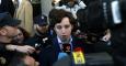 Francisco Nicolás Gómez Iglesias, con los periodistas, el pequeño Nicolás, a su salida de los juzgados de la madrileña Plaza de Castilla. EFE