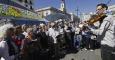 El movimiento 15M celebra su cuarto aniversario en la Puerta del Sol con cientos de ciudadanos participando en asambleas y actividades lúdicas. EFE