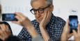 Los periodistas toman fotos con sus cámaras y sus móvles durante la rueda de prensa del director estadounidense Woody Allen en Cannes para presentar su nueva película 'Irrational Man'. REUTERS/Regis Duvignau