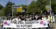 Centenares de personas durante la manifestación para reivindicar la lengua propia para una "Galicia con futuro", en el Día de las Letras Gallegas, en Santiago de Compostela. EFE/Lavandeira jr