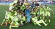 Los jugadores del Barça celebran el título de Liga en el césped del Calderón. /EFE