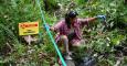 Una mujer en la zona contaminada de la provincia de Sucumbíos en Ecuador, donde operaba Chevron, en una fotografía de 2013. AFP