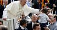 El papa Francisco acaricia a un niño a su llegada a la tradicional audiencia general de los miércoles en la Plaza de San Pedro del Vaticano, en la Ciudad del Vaticano, el pasado 20 de mayo./ EFE/Fabio Frustaci