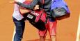 Federer, con el niño que quería un 'selfie' en Roland Garros. Reuters / Jason Cairnduff
