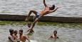 Un grupo de jóvenes se baña en el río Sabarmati en medio de la ola de calor que azota al país, en Ahmedabad, India./ REUTERS/Amit Dave