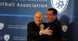 Joseph Blatter, presidente de la FIFA, junto al presidente de la federación israelí de fútbol en su visita la semana pasada a Jerusalén. /REUTERS