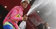 Alberto Contador celebra con champán una nueva etapa al frente del Giro. /AFP