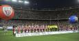 Jugadores del Athletic y del Barça escuchan el himno español en una final de Copa.