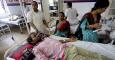 Varias personas son atendidas tras sufrir deshidratación como consecuencia de la ola de calor que afecta el sureste de la India, en el hospital Jai Prakash Narayan en Bhopal, India. EFE/SANJEEV GUPTA