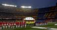 Los jugadores de Athletic y Barça escuchan el himno español, pitado en el Camp Nou. /EFE