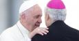 El papa Francisco saluda a un obispo tras una audiencia en la Ciudad del Vaticano. / EFE