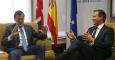 El presidente del Gobierno, Mariano Rajoy, conversando con el primer ministro británico, David Cameron. EFE/Javier Lizón