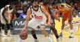 El escolta del Real Madrid, Sergio Llull, ante la defensa del alero centroafricano del Valencia Basket, Romain Sato. /EFE