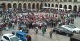 Cientos de partidarios y detractores de Maroto (PP) concentrados frente al Ayuntamiento se han lanzado gritos y reproches