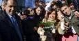 La presidenta argentina, Cristina Fernández, junto a varios seguidores y junto al gobernador de Buenos Aires, Daniel Scioli.- REUTERS