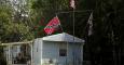 La bandera Confederada junto a la de EEUU en una casa en Summerville, en el Estado de Carolina del Sur (EEUU). REUTERS/Brian Snyder