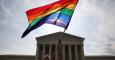 Bandera gay ondeando frente al Tribunal Supremo de EEUU.- AFP