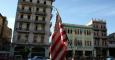 Una bandera de Estados Unidos ondea en un bicitaxi en La Habana. / EFE