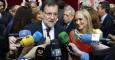 El presidente del Gobierno y del PP, Mariano Rajoy, hace unas declaraciones tras asistir a la toma de posesión de los siete consejeros del Gobierno de Cristina Cifuentes. EFE/Angel Diaz