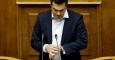 El primer ministro griego, Alexis Tsipras, consulta su reloj. REUTERS
