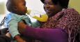Una madre y su hijo en un control de VIH en Suráfrica. - AFP