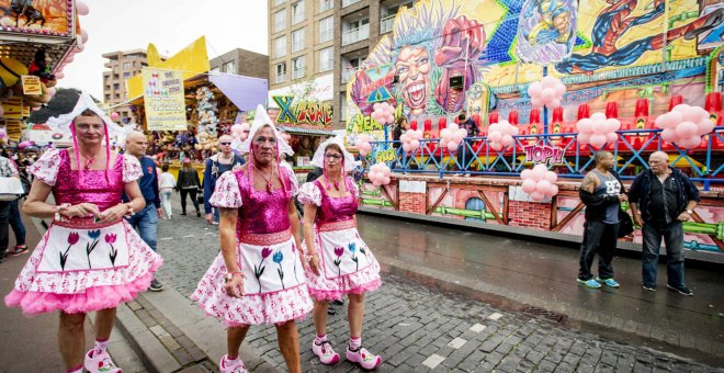 Varias personas se disfrazan durante la Feria 'Pink Monday' (Lunes rosa), un evento para la comunidad de gais, lesbianas, trans y bisexuales (LGTB) celebradas en la localidad de Tilburg, Holanda hoy 20 de julio de 2015. EFE/Robin Van Lonkhuijsen