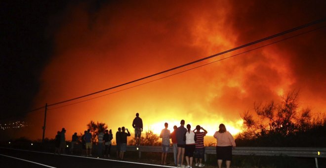 Un incendio forestal registrado en el municipio de Padrón (A Coruña), concretamente en la parroquia de Carcacía, ha mantenido en vilo a los vecinos, puesto que el fuego, iniciado a las 21:37 horas de este miércoles, acabó por ser controlado a las 7:12h