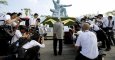 Los fotógrafos rodean a una anciana que reza delante del monumento a las víctimas de Nagasaki, frente al Momumento a la Paz, en la ciudad japonesa, que celebra el 70 aniversario de la biomba atómica. REUTERS/Toru Hanai