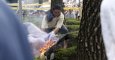 El anciano surcoreano, en llamas, durante la manifestación./ REUTERS