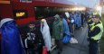 Cientos de refugiados a punto de subirse a un tren en la ciudad austriaca de Nickelsdorf rumbo a Alemania. /REUTERS