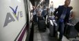 Pasajeros con sus maletas andando por un andén de la estación de Sans de Barcelona tras tener que bajarse de un tren AVE. /REUTERS