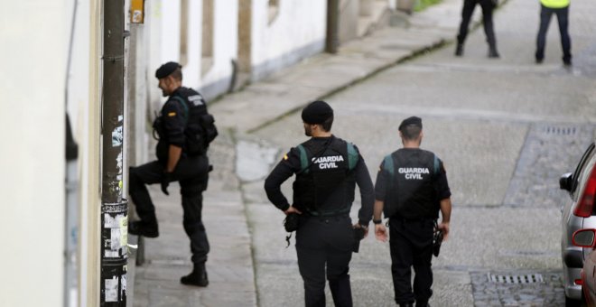 Agentes de la Guardia Civil durante un registro realizado hoy en Santiago de Compostela, en el marco de una operación llevada a cabo contra la Resistencia Galega. EFE/Óscar Corral