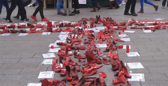 Cruz formada en la Puerta del Sol por la asociación Ve-La Luz contra violencia de género. E.P.